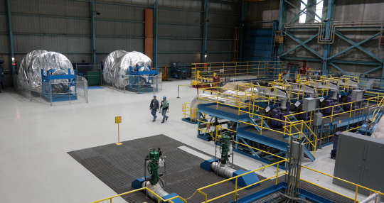 계속운전에 들어간 캐나다 포인트 레프로 발전소 터빈 실 왼족에 교체된 2기가 놓여 있다. 이 발전소는 월성 1호기와 동일한 모델이다. 사진=공동취재단